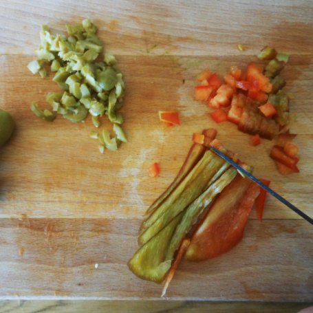 Krok 4 - Jaglana sałatka z warzywami, pomarańczą i anchois foto