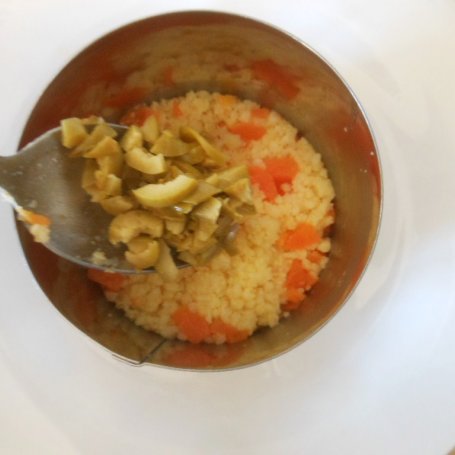 Krok 5 - Jaglana sałatka z warzywami, pomarańczą i anchois foto