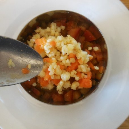 Krok 6 - Jaglana sałatka z warzywami, pomarańczą i anchois foto