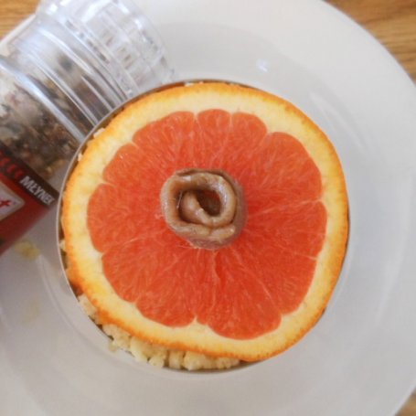 Krok 7 - Jaglana sałatka z warzywami, pomarańczą i anchois foto