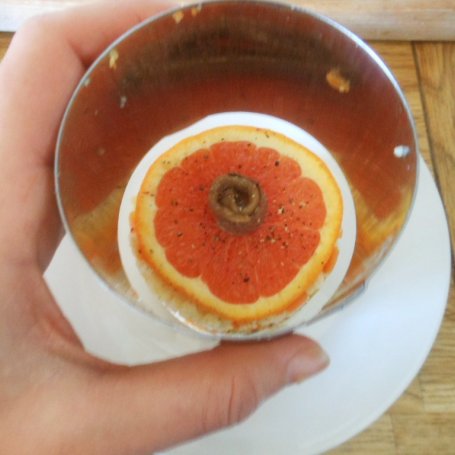 Krok 8 - Jaglana sałatka z warzywami, pomarańczą i anchois foto
