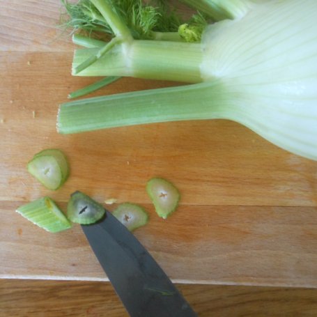Krok 9 - Jaglana sałatka z warzywami, pomarańczą i anchois foto