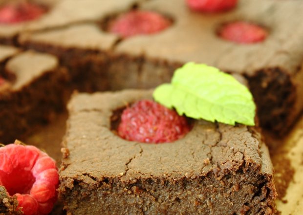 Fotografia przedstawiająca Jaglane brownie z malinami - ciasto bezglutenowe