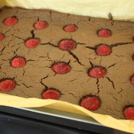 Krok 7 - Jaglane brownie z malinami - ciasto bezglutenowe foto