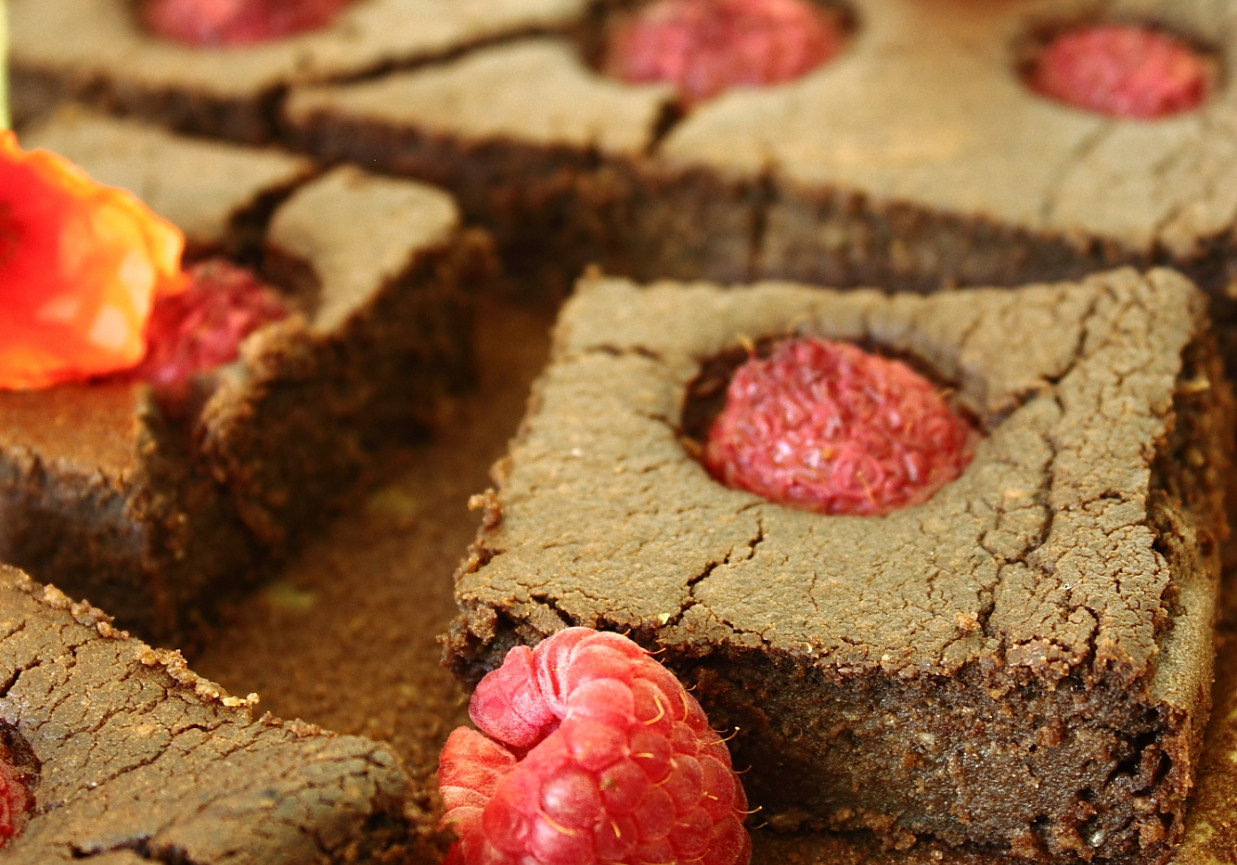 Jaglane brownie z malinami ciasto bezglutenowe DoradcaSmaku.pl