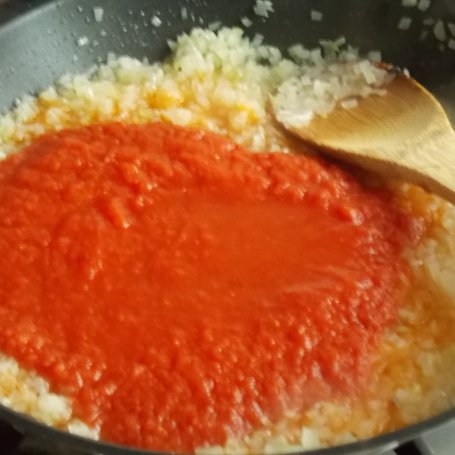 Krok 3 - Jaglane klopsiki z łososiem w sosie pomidorowym foto