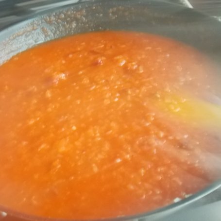 Krok 4 - Jaglane klopsiki z łososiem w sosie pomidorowym foto
