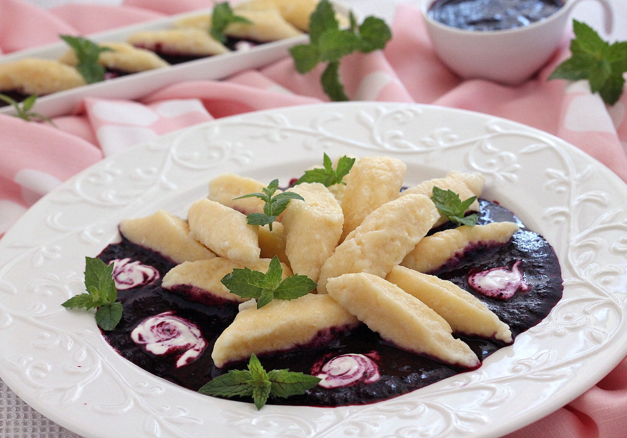 Jaglane leniwe z sosem jagodowym foto