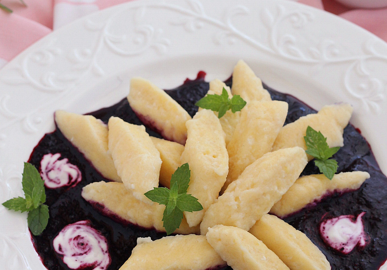 Jaglane leniwe z sosem jagodowym foto