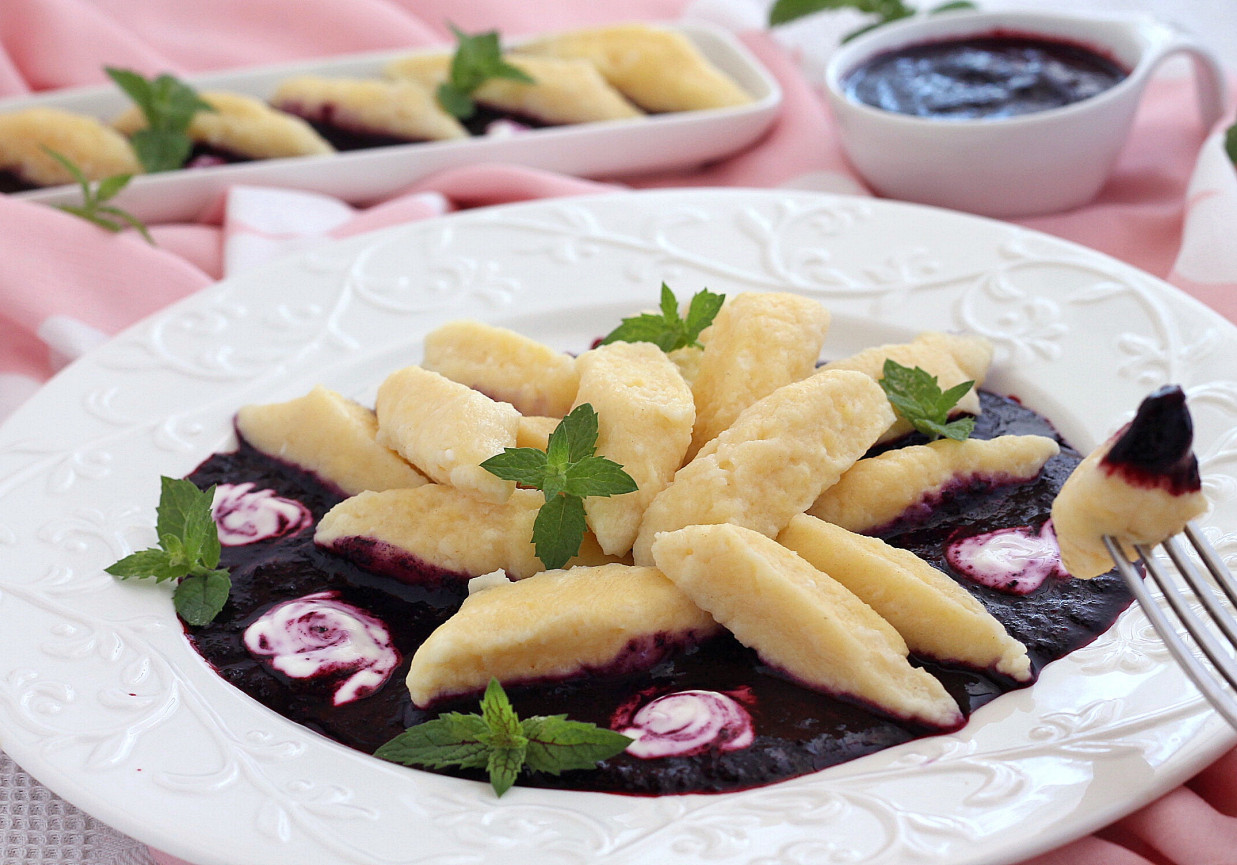 Jaglane leniwe z sosem jagodowym foto