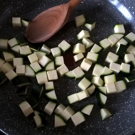 Krok 3 - Jaglanka z cukinią, ciecierzycą i rzodkiewką foto