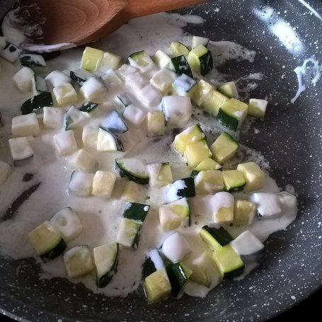 Krok 4 - Jaglanka z cukinią, ciecierzycą i rzodkiewką foto