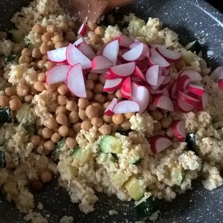 Krok 6 - Jaglanka z cukinią, ciecierzycą i rzodkiewką foto