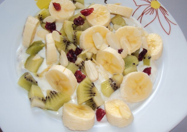Fotografia przedstawiająca Jaglanka z jogurtem i owocami