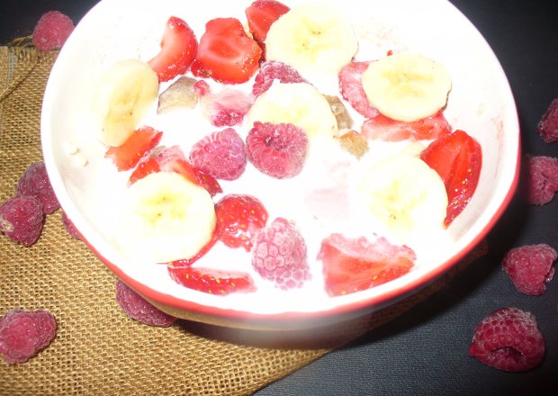 Fotografia przedstawiająca Jaglanka z mlekiem i owocami