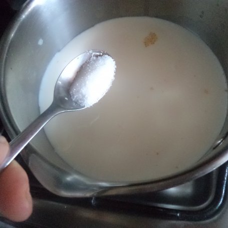 Krok 2 - Jaglanka z nutą orzechową  -gotowana na mleku z żurwiną :) foto
