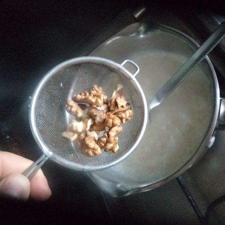 Krok 3 - Jaglanka z nutą orzechową  -gotowana na mleku z żurwiną :) foto