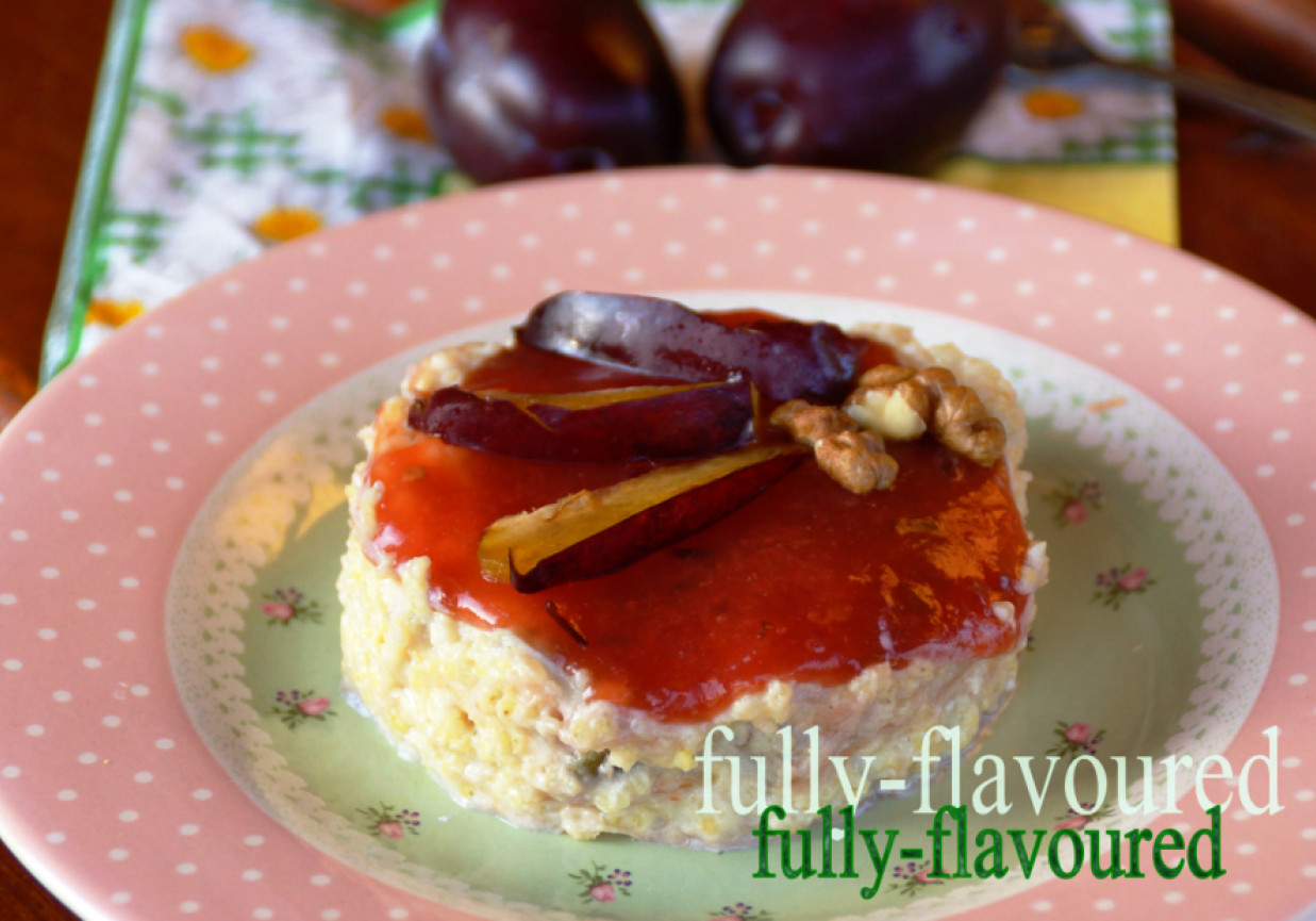 Jaglany deser na wielkopolskim serze smażonym zwieńczony masą  śliwkowo-pomidorową  foto