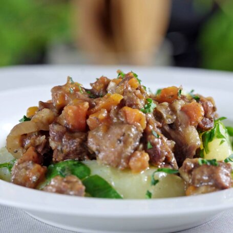 Jak zrobić jagnięce ragout z ziemniakami i szpinakiem? foto