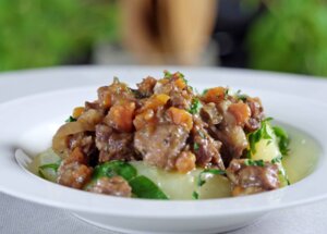 Jak zrobić jagnięce ragout z ziemniakami i szpinakiem? foto