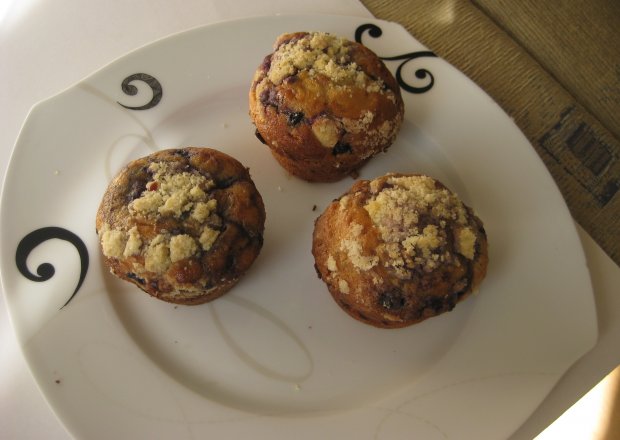 Fotografia przedstawiająca Jagodowe muffinki z kruszkonką