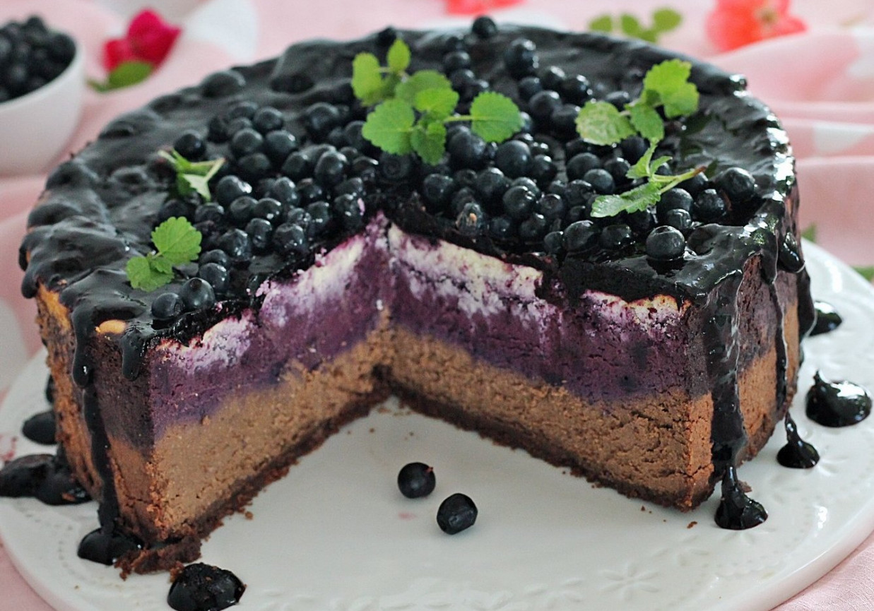 Jagodowo-czekoladowy sernik foto