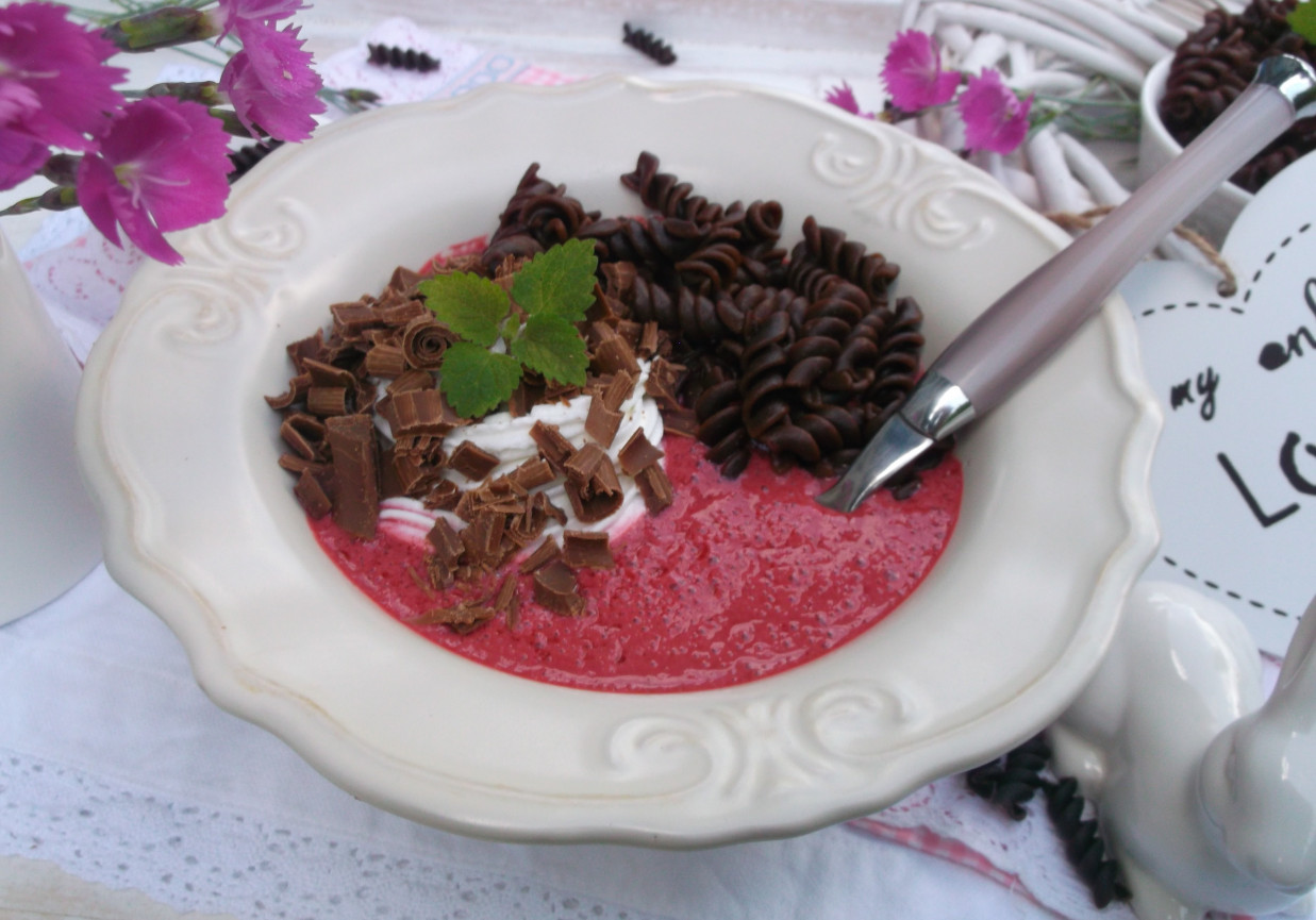 Jagodowy chłodnik z makaronem czekoladowym i bitą śmietaną. foto