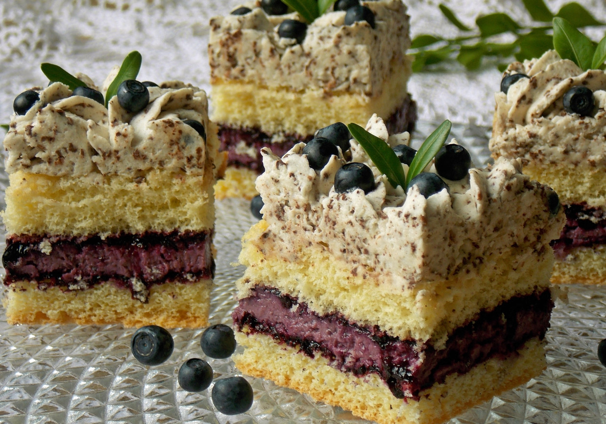 Jagodowy sernik w biszkopcie foto