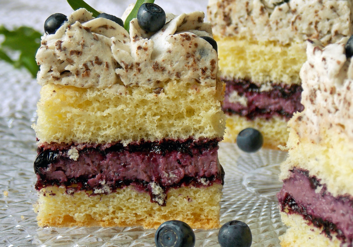 Jagodowy sernik w biszkopcie foto