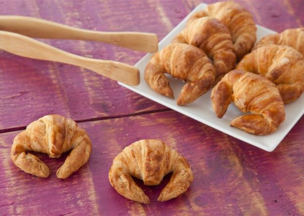 Fotografia przedstawiająca Jagodziane rogaliki z ciasta francuskiego