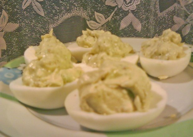 Fotografia przedstawiająca Jaja faszerowane awokado