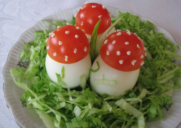 Fotografia przedstawiająca Jaja faszerowane grzybkami marynowanymi