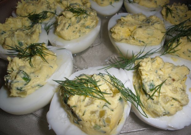 Fotografia przedstawiająca Jaja faszerowane koperkowo-ogórkowe