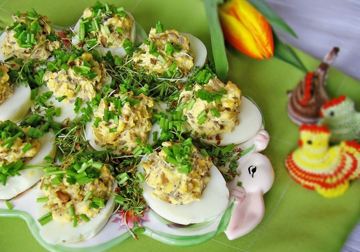 Jaja faszerowane pieczarkami i prażonym słonecznikiem foto