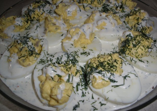 Fotografia przedstawiająca Jaja faszerowane pieczarkami w sosie koperkowo-czosnkowym