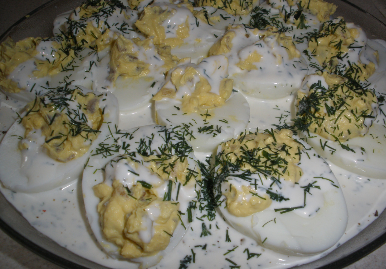 Jaja faszerowane pieczarkami w sosie koperkowo-czosnkowym foto