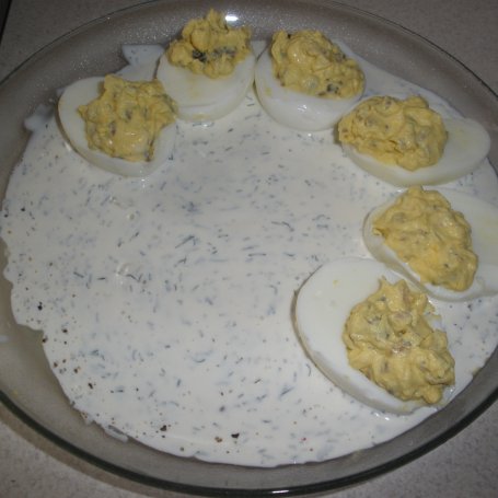 Krok 6 - Jaja faszerowane pieczarkami w sosie koperkowo-czosnkowym foto