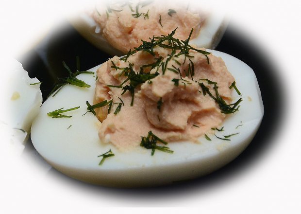 Fotografia przedstawiająca Jaja faszerowane serem feta