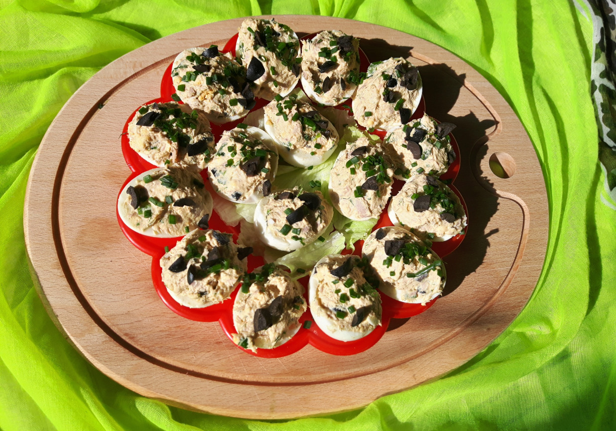 Jaja faszerowane tuńczykiem z czarnymi oliwkami foto