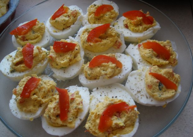 Fotografia przedstawiająca Jaja faszerowane z  papryka i czosnkiem