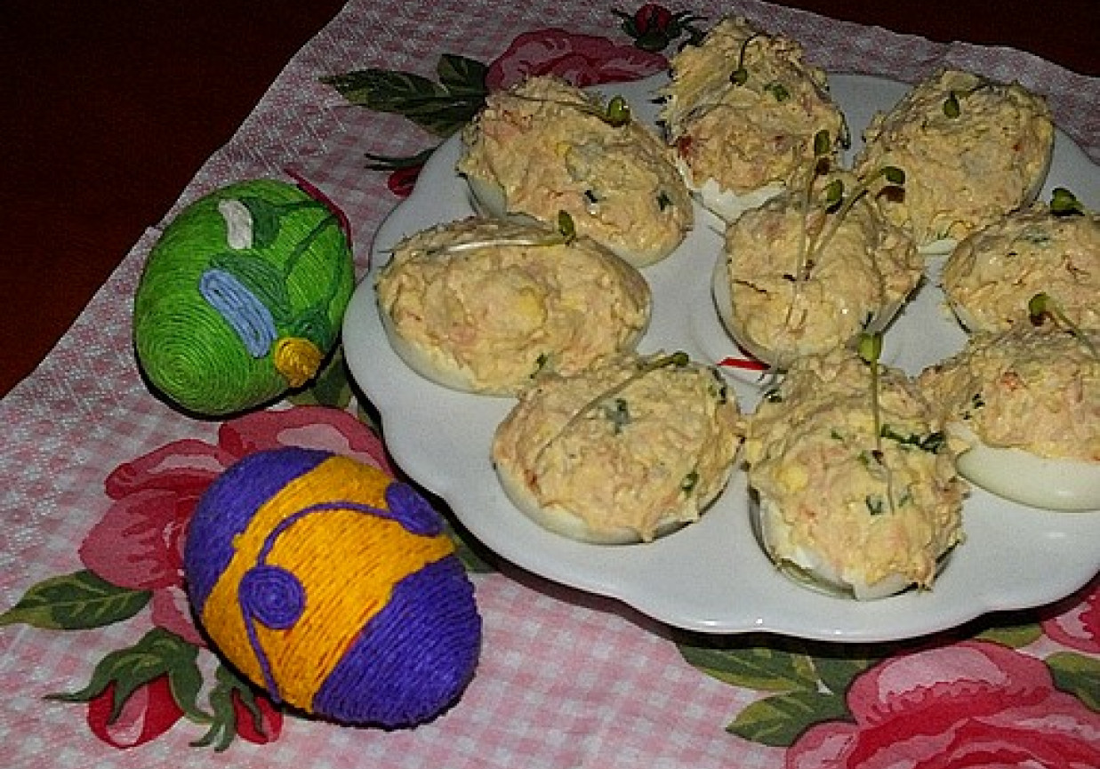 Jaja faszerowane z wędzonym łososiem foto