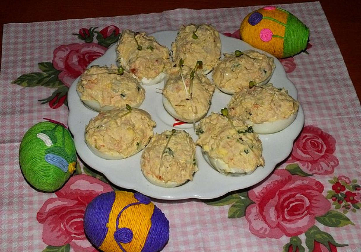 Jaja faszerowane z wędzonym łososiem foto