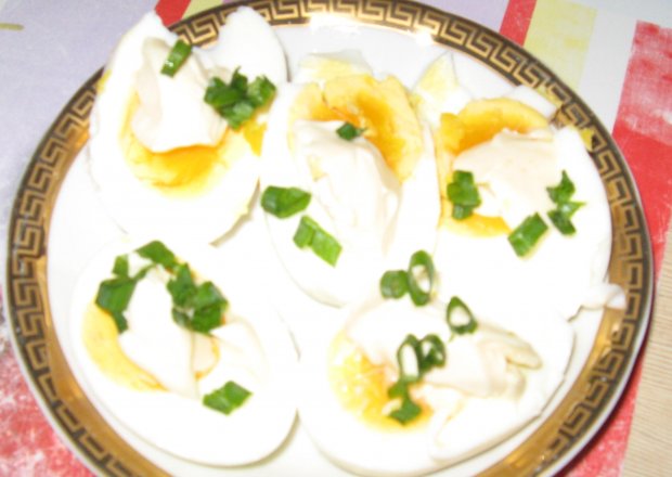 Fotografia przedstawiająca Jaja gotowane z sosem czosnkowym