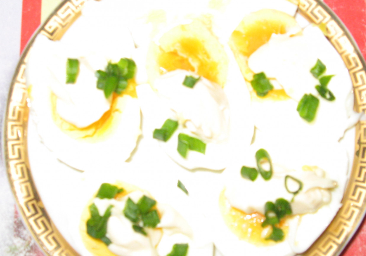 Jaja gotowane z sosem czosnkowym foto
