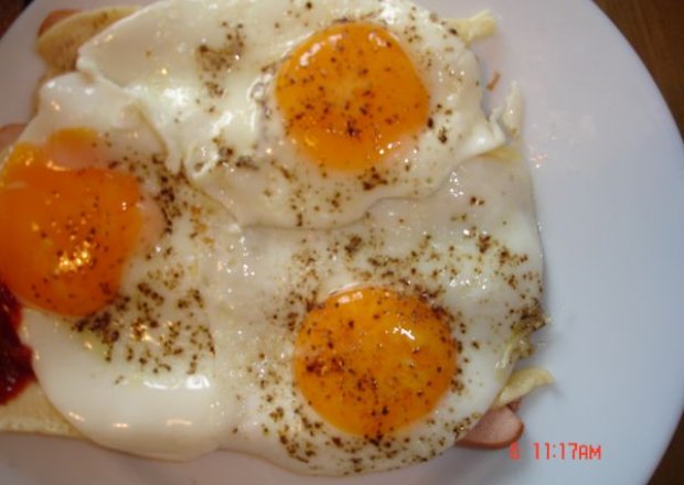 Fotografia przedstawiająca jaja na parówkach