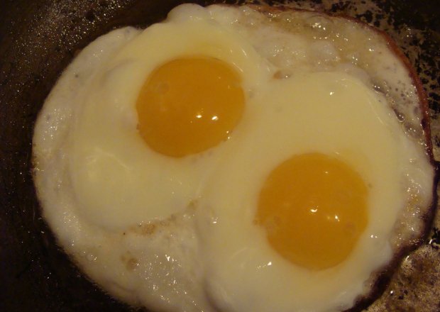 Fotografia przedstawiająca jaja sadzone