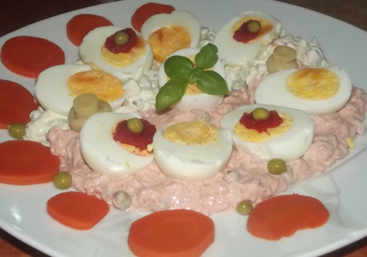 Jaja w sosie biało -czerwonym foto