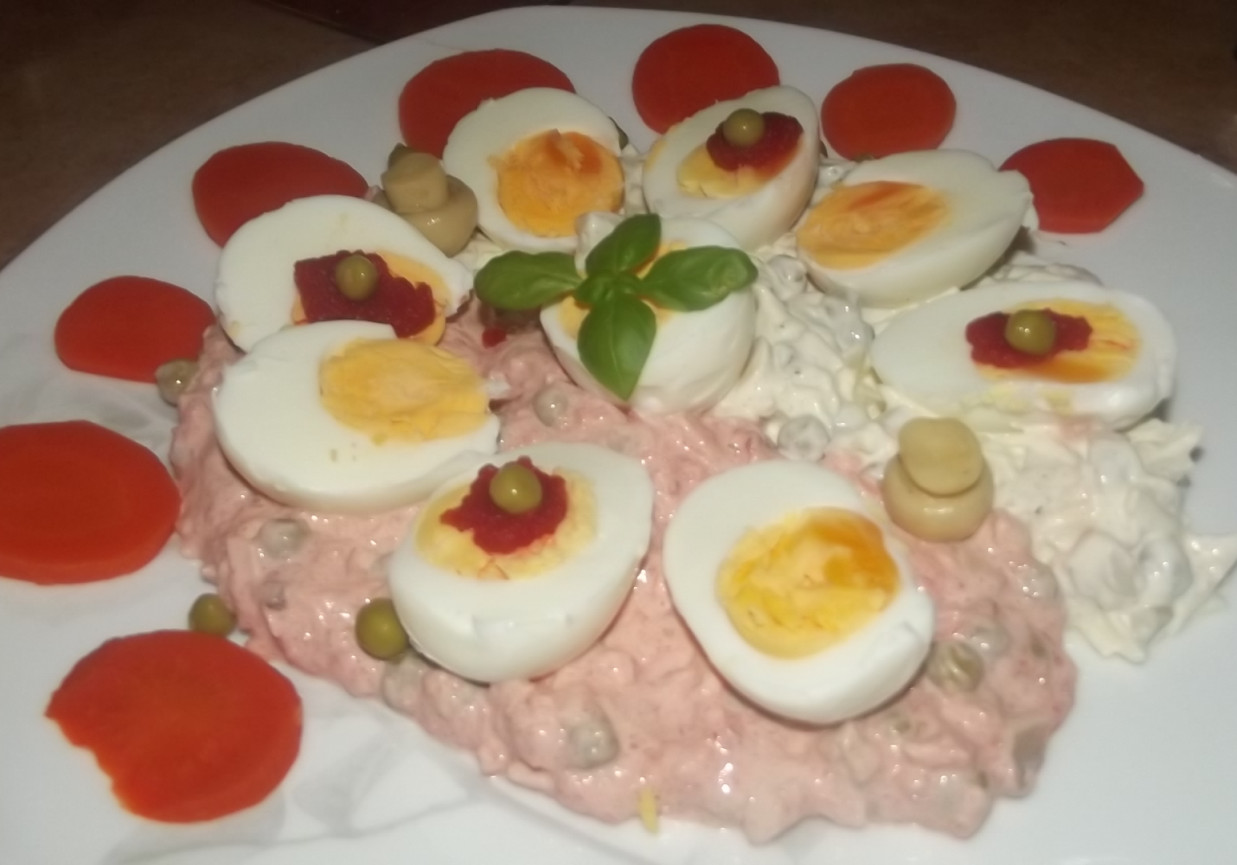 Jaja w sosie biało -czerwonym foto