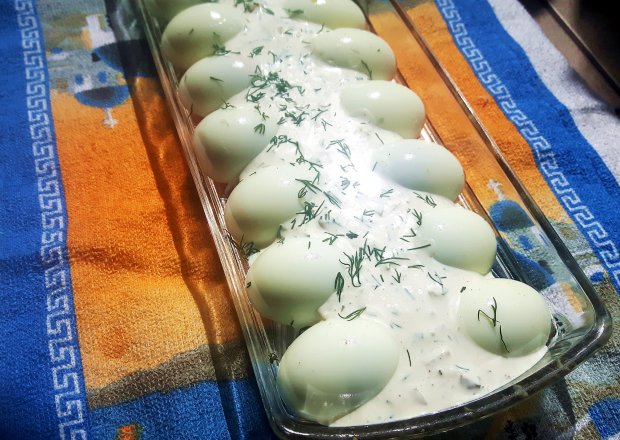 Fotografia przedstawiająca Jaja w sosie ogórkowo-koperkowym