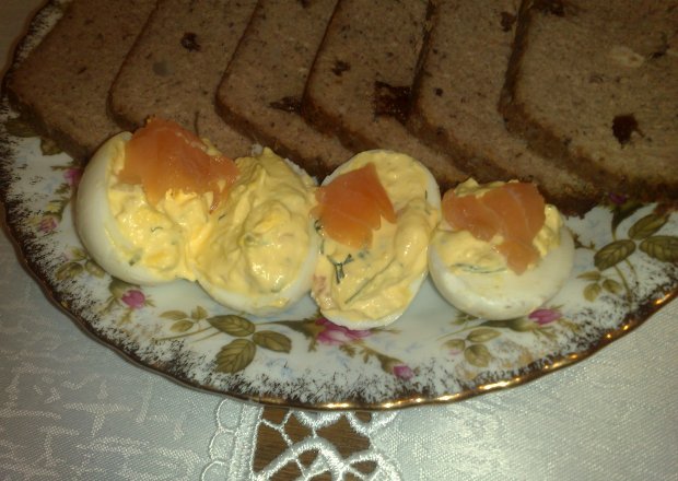Fotografia przedstawiająca jaja z nadzieniem chrzanowym z dodatkiem łososia
